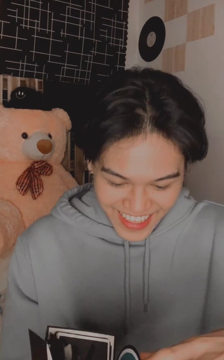 RJLFOLDER's tweet photo. the brightest smile. https://t.co/SwgKPu2DmM