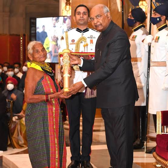 CellDduc's tweet photo. #TulasiGowda, of Honnalli village in Kannada district, who is also referred to as the #Encyclopedia of #Forest, has been awarded with the prestigious #PadmaShri for #socialwork. She has been honoured for her immense contribution to the protection of environment.#SheplantsShesaves https://t.co/Hsxwi4zoeq