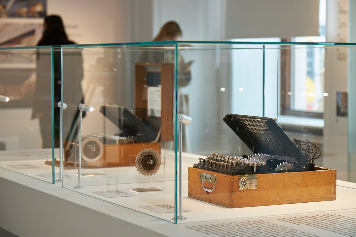 W galerii Kordegarda w Warszawie odbył się wernisaż wystawy „Enigma. Zagadka rozwiązana” przygotowanej przez Muzeum Historii Polski we współpracy z Narodowym Centrum Kultury. 

muzhp.pl/pl/c/2584/wyst…