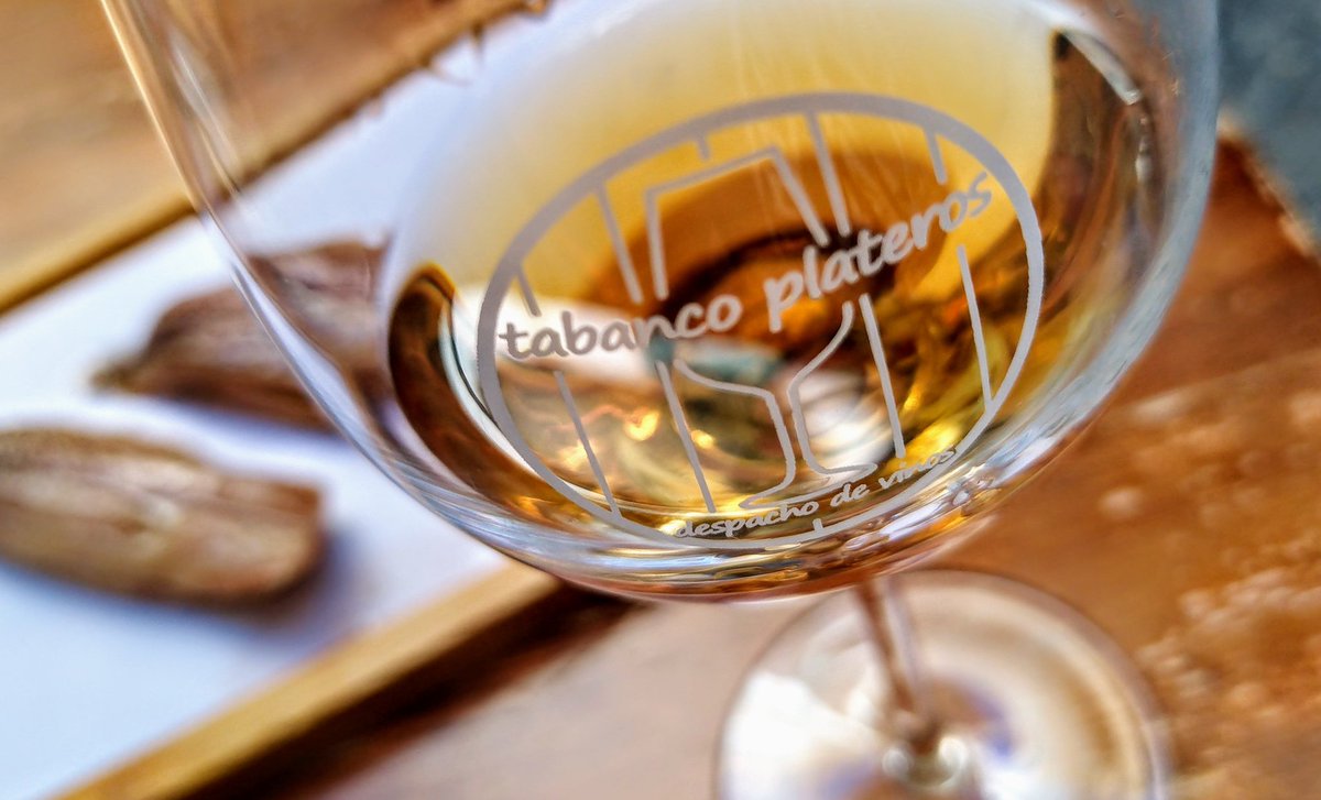oscarcheca's tweet photo. La visita que no debe faltar en #Jerez:
@TabancoPlateros 😜
Ea, venga, unas sardinas saladas con este #amontillado

#vino #wine #jerez #enoturismo #tabancos https://t.co/L5kT7NwKdl