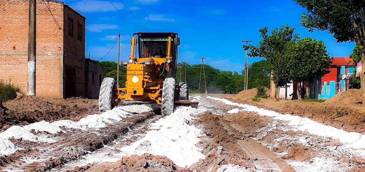 La política del Municipio es seguir haciendo obras de calidad para que duren en el tiempo, estamos muy contentos con el inicio de esta obra tan anhelada y esperada. El suelo cal, es una estructura realizada con suelo del lugar y cal para hacer luego el suelo cemento.