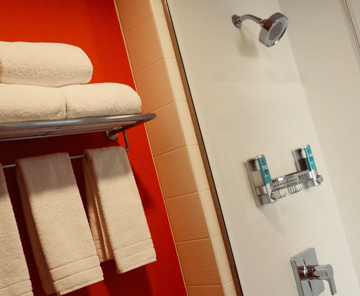 DavidWhitneyDET's tweet image. It hits a little different when you are walking distance to everything you could need. We have a People Mover station here too! 

#detroithotels #traveldetroit #downtowndetroit