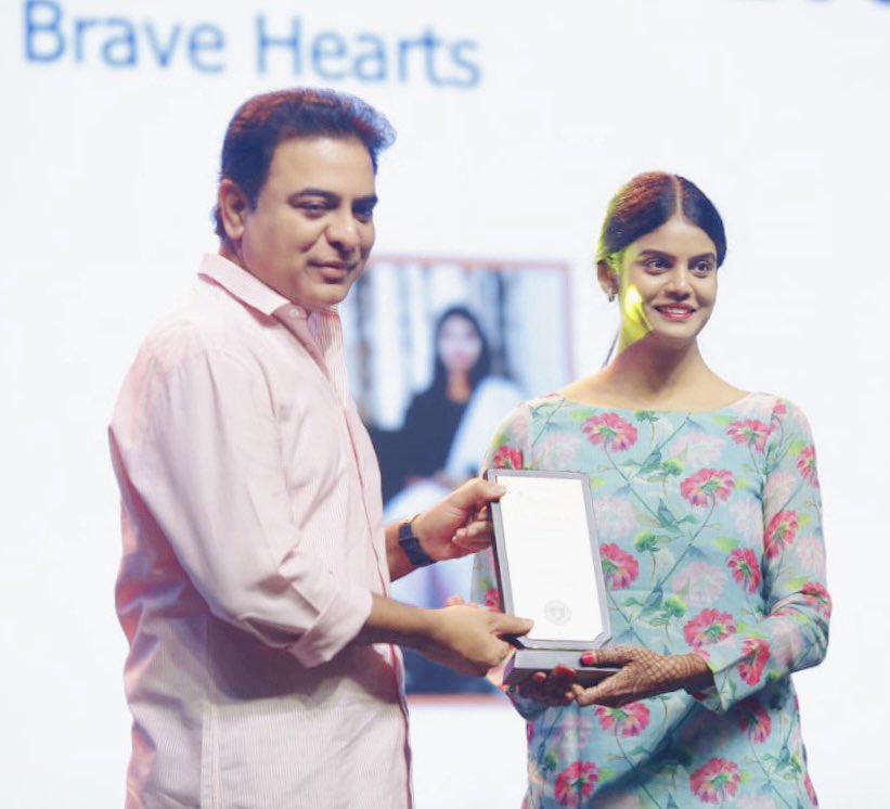ShravyaMandadi's tweet photo. Truly humbled to be honoured by Telangana Social Impact Group @TelanganaSIG &amp; Telangana Government,a State Govt. recognition of individuals who have extended the highest levels of relief to citizens affected by #COVID19 
Received the award from @KTRTRS @jayesh_ranjan @SonuSood https://t.co/UBdizuCPCT