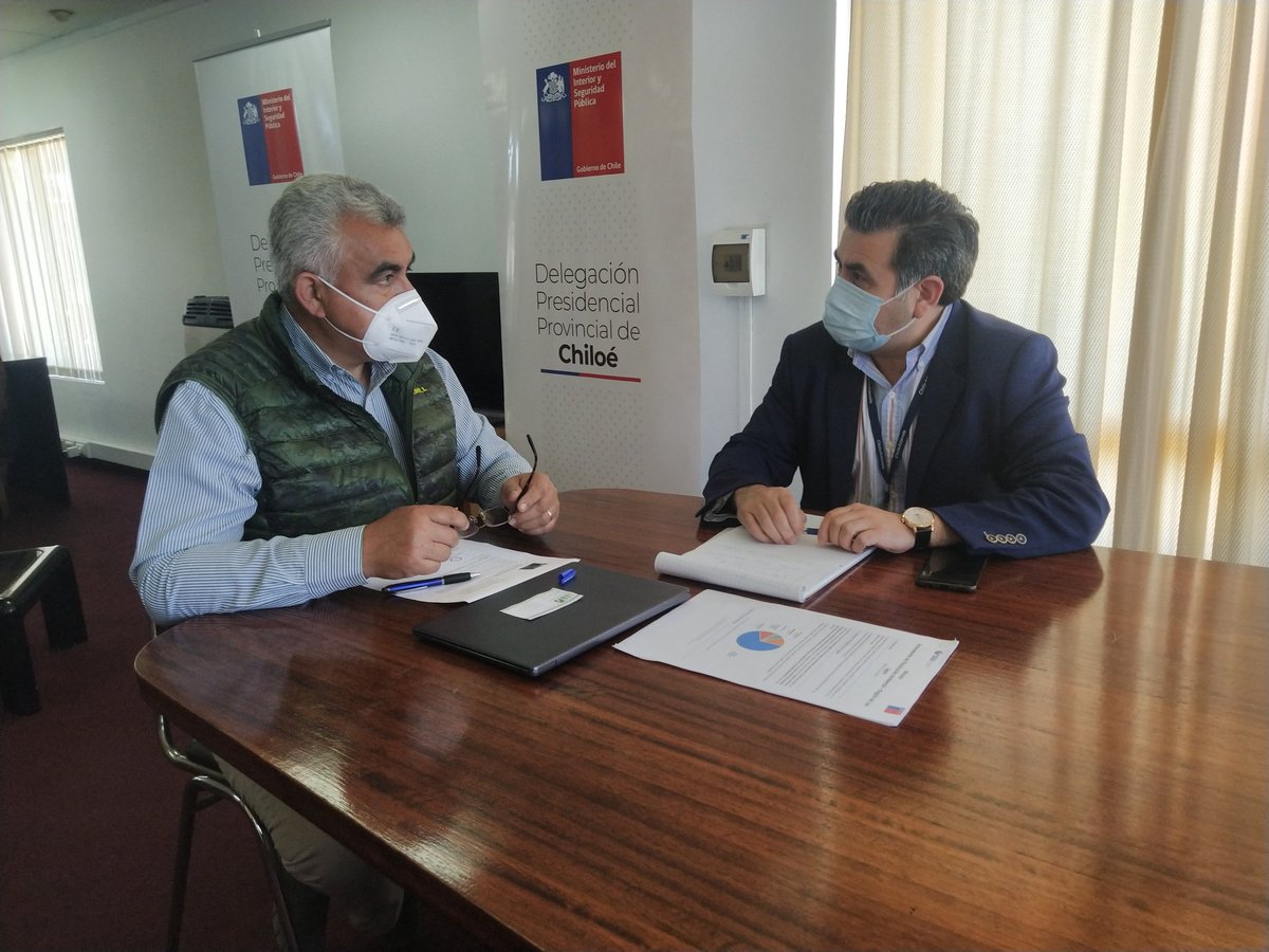 DPPChiloe's tweet photo. Delegado Presidencial Provincial de Chiloé, @pedroandradep en reunión con Director Regional @DalmiroYanez @IpsLosLagos, Abordando como mejorar en el Archipiélago, los puntos de pago rural de Pensiones y Beneficios Sociales para nuestros adultos mayores.
#CompromisoInsular https://t.co/RCbi9uMZc8