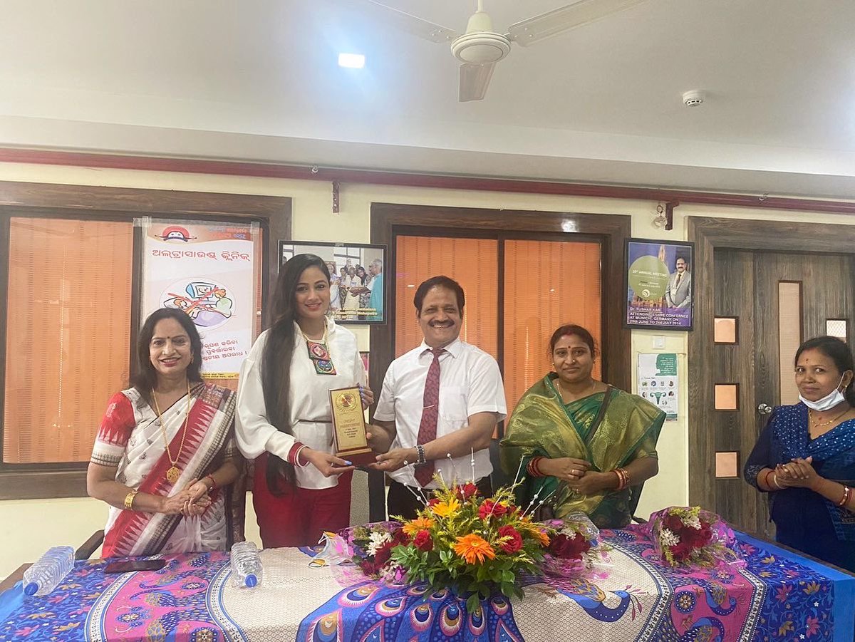 architaworld's tweet photo. Joined Shrusti Hospital,Dr. Tushar Kar and Dr.Ashranti Kar to spread the awareness of the tests which looks for precancer or cell changes which happens much before cervical cancer is detected.Early detection can cure cervical cancer. Let’s be aware of it.
 #cervixcancerawareness https://t.co/NZErRvJvL6