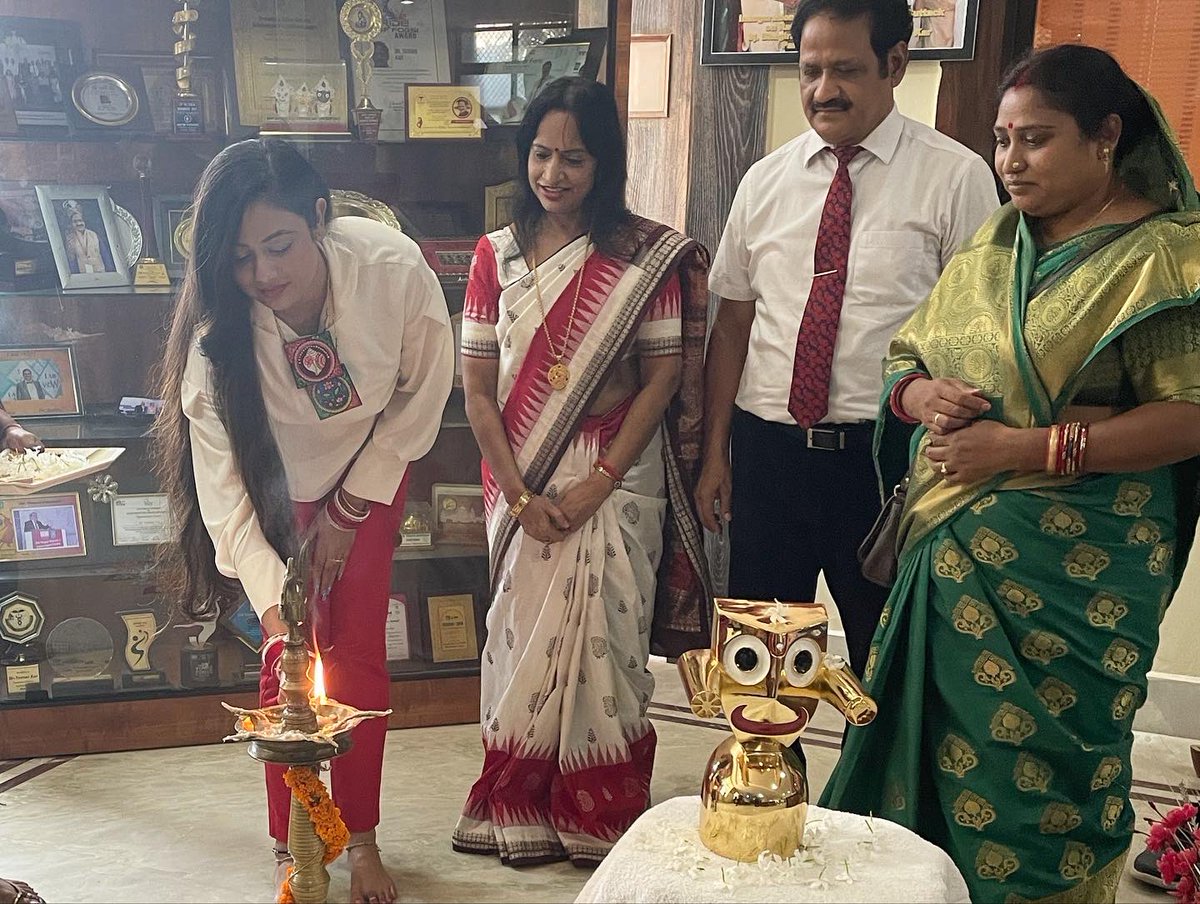 architaworld's tweet photo. Joined Shrusti Hospital,Dr. Tushar Kar and Dr.Ashranti Kar to spread the awareness of the tests which looks for precancer or cell changes which happens much before cervical cancer is detected.Early detection can cure cervical cancer. Let’s be aware of it.
 #cervixcancerawareness https://t.co/NZErRvJvL6