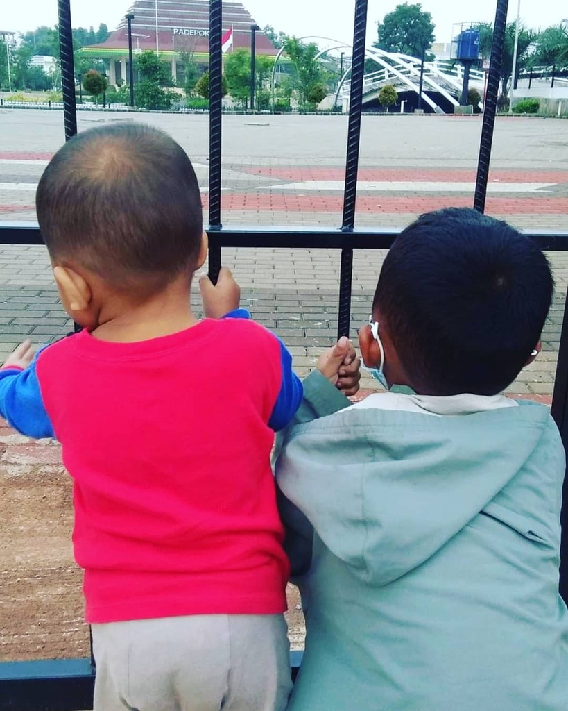 infodepok_id's tweet photo. Dua anak kecil sedang melihat Alun-alun Kota Depok dari luar pagar yang masih ditutup karena wabah pandemi Covid-19.
#infodepok #kotadepok #alunalundepok #instasunda https://t.co/7p21bnzZkK https://t.co/Mbot0fJHOc