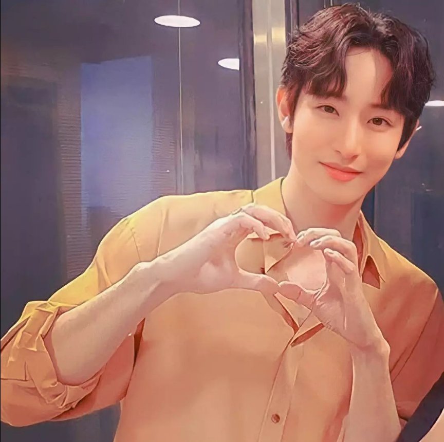 LSHfanDIMMA94's tweet photo. A dose of LSH... 🤍🤍🤍

#LeeSooHyuk
#이수혁 https://t.co/sVFnqmZ225