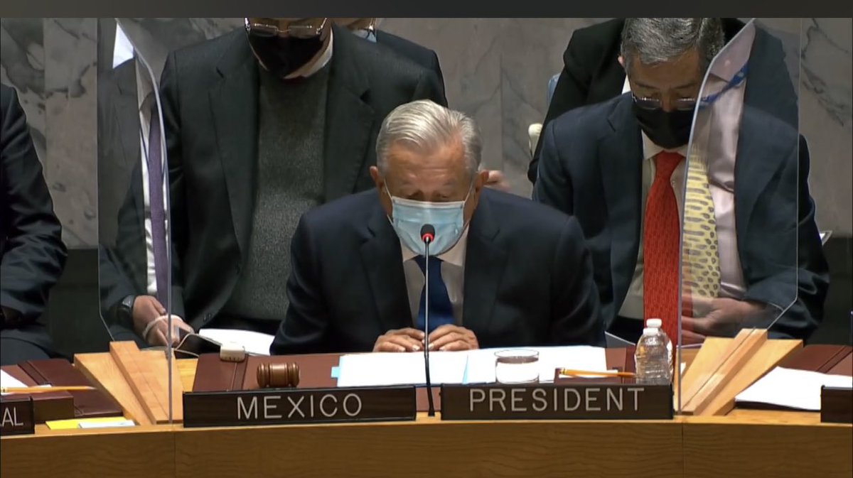 MiguelPenaflor's tweet image. Mientras en México actúa irresponsablemente sin cubrebocas, en el extranjero finge estar preocupado por la pandemia.