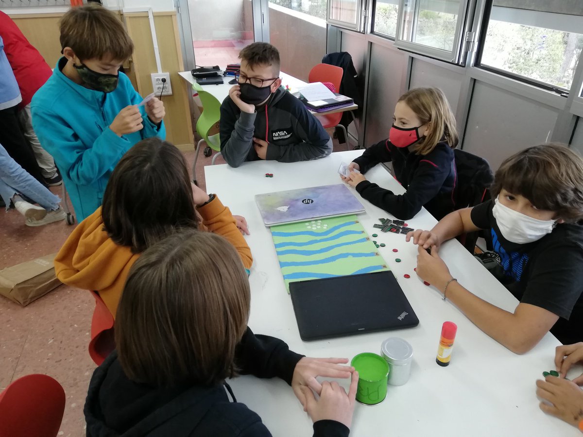 ESO1Virolai's tweet photo. Avui a #TGI els alumnes han jugat als jocs de taula que han elaborat els seus companys sobre el cicle de l'aigua, les desigualtats d'accés a l'aigua dolça i l'energia hidroelèctrica #1rdeso https://t.co/5x2nFGZMOp