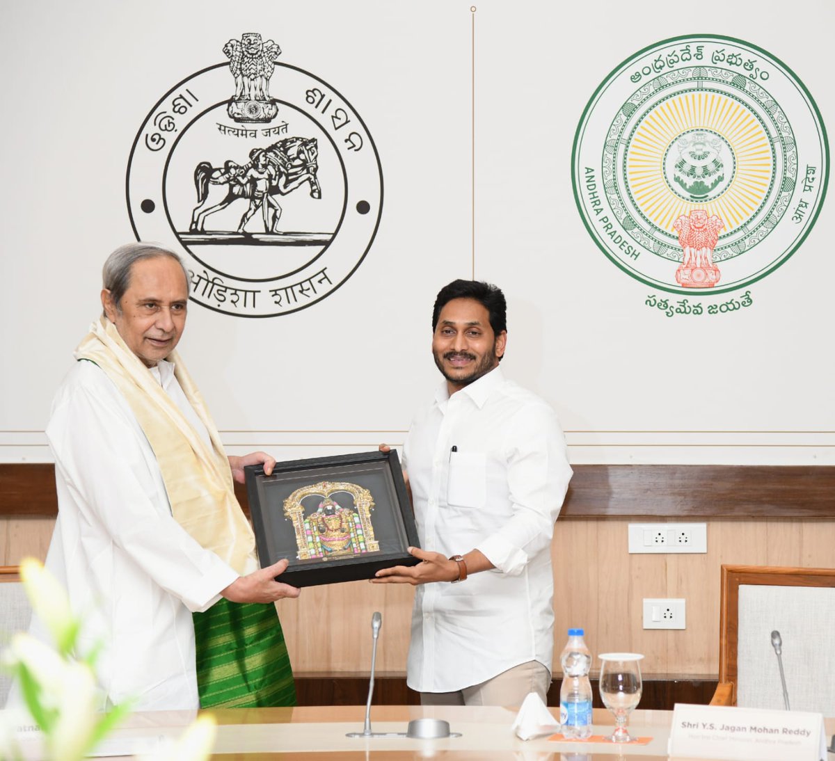 ysjagan's tweet photo. ఒడిషా ముఖ్యమంత్రి శ్రీ @Naveen_Odisha గారికి ధన్యవాదాలు. సాదరంగా ఆహ్వానించి, సుహృద్భావ వాతావరణంలో చర్చలు జరిపినందుకు సంతోషంగా ఉంది. త్వరలో ఈ చర్చలు సత్ఫలితాలను ఇస్తాయని విశ్వసిస్తున్నాను. https://t.co/xb8ICX1LfT