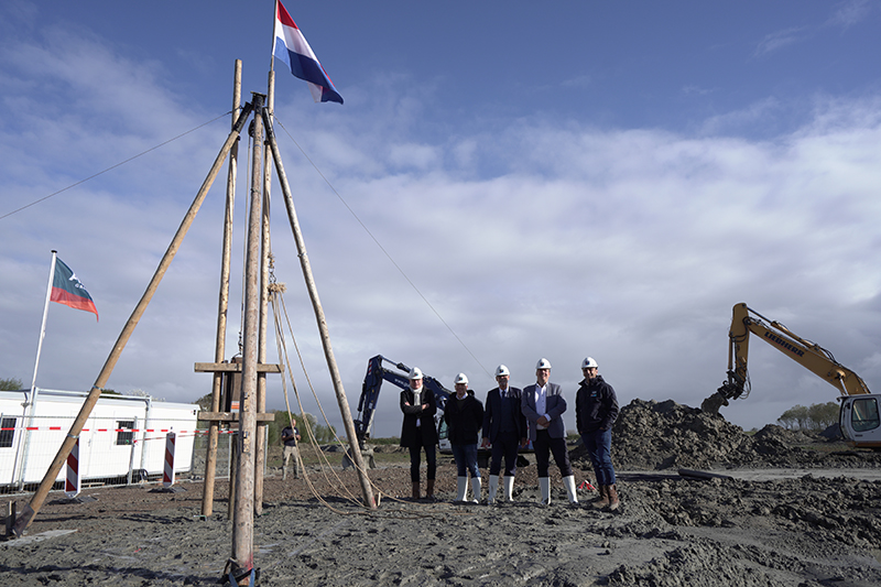 Eerste heipaal de grond in op Dormio Resort Nieuwvliet-Bad - Lees het hele persbericht op
bit.ly/3bU6Pym

#vakantiepark #resort #dormio #realestate #vakantiewoningen