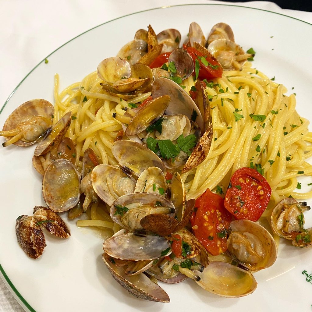 lsuarezdelezo's tweet photo. Los restaurantes italianos que recomienda @EugeniaClaver siempre son un acierto. Buena pista #DaDora en #Nápoles
Linguini con calamarcito
Pasta corta con bichos del mar y tomate del Vesuvio
Espagueti Vongole https://t.co/Vk039dqN9a