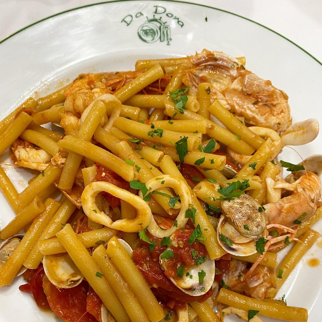 lsuarezdelezo's tweet photo. Los restaurantes italianos que recomienda @EugeniaClaver siempre son un acierto. Buena pista #DaDora en #Nápoles
Linguini con calamarcito
Pasta corta con bichos del mar y tomate del Vesuvio
Espagueti Vongole https://t.co/Vk039dqN9a