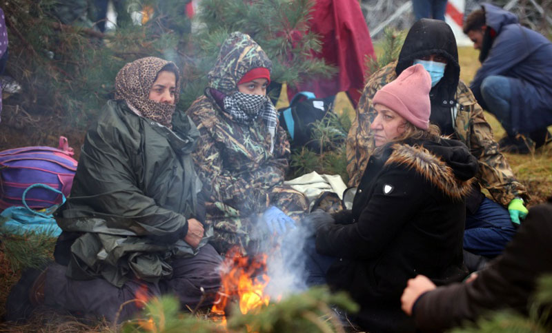 DeeplyDKdipu's tweet photo. There is no ice water in the cold! Four thousand refugees on the Poland-Belarus border

#water #cold #refugees #poland #border https://t.co/YkkdkHAhZq