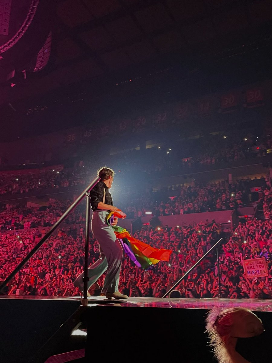 bestofhslot's tweet photo. harry styles in portland, oregon https://t.co/ZNTqEDNUJX