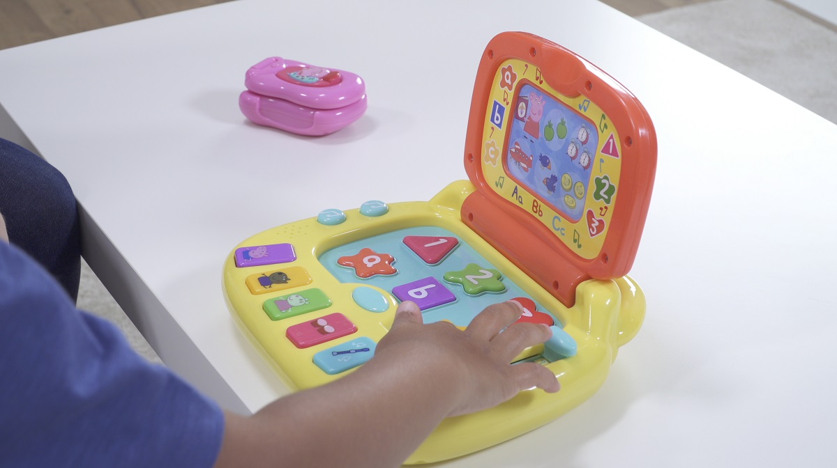 UKMumstv's tweet photo. Little Peppa fans will LOVE Peppa’s Laugh & Learn Laptop! It features four game modes relating to colours, numbers, letters and word recognition. #LearnWithPeppa https://t.co/dhIWVGH1Gk