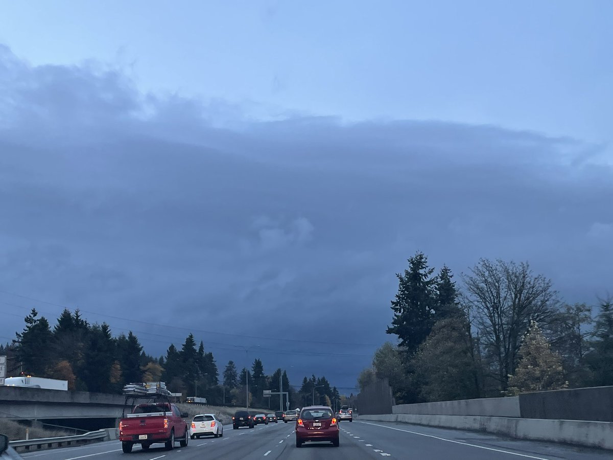 BenJurkovichWX's tweet photo. Southern end of the line of showers associated with the westerly surge of wind out of the Strait of Juan de Fuca. Image taken in Everett #waex https://t.co/OBwqZvKwSL