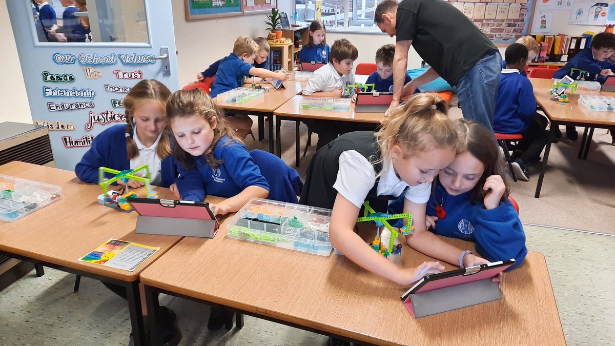 PiltonBluecoat's tweet photo. We have just had the most amazing two days with Nick from @legoworkshops. So many children said, "Can we do this every day?" They are the Robotic Engineers of the future. #juniorstem https://t.co/Lr7MobRYBF