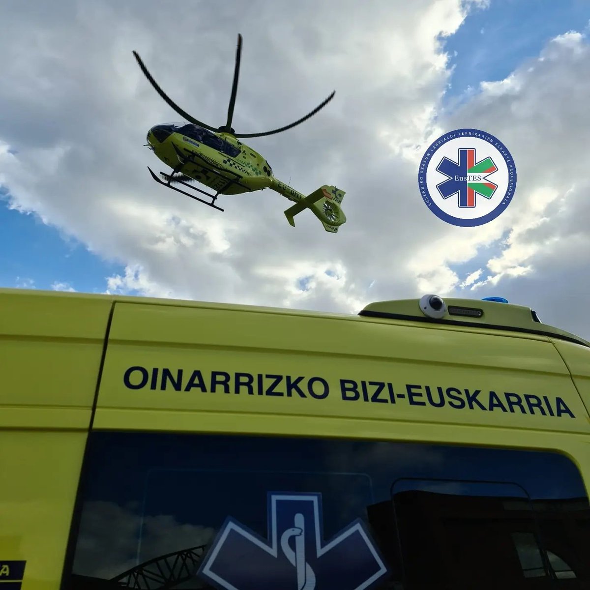 eus_tes's tweet photo. Aviso en #Laudio por orden facultativa, acude #SVB con 3 #TES de @GrupPau por paciente con enfermedad, durante el traslado la paciente empeora por lo que se hace punto de encuentro con #Tango0 de @osakidetzaEJGV #Emergentziak .
#TrabajoEnEquipo #TESVisible https://t.co/i5yG6g8lxU