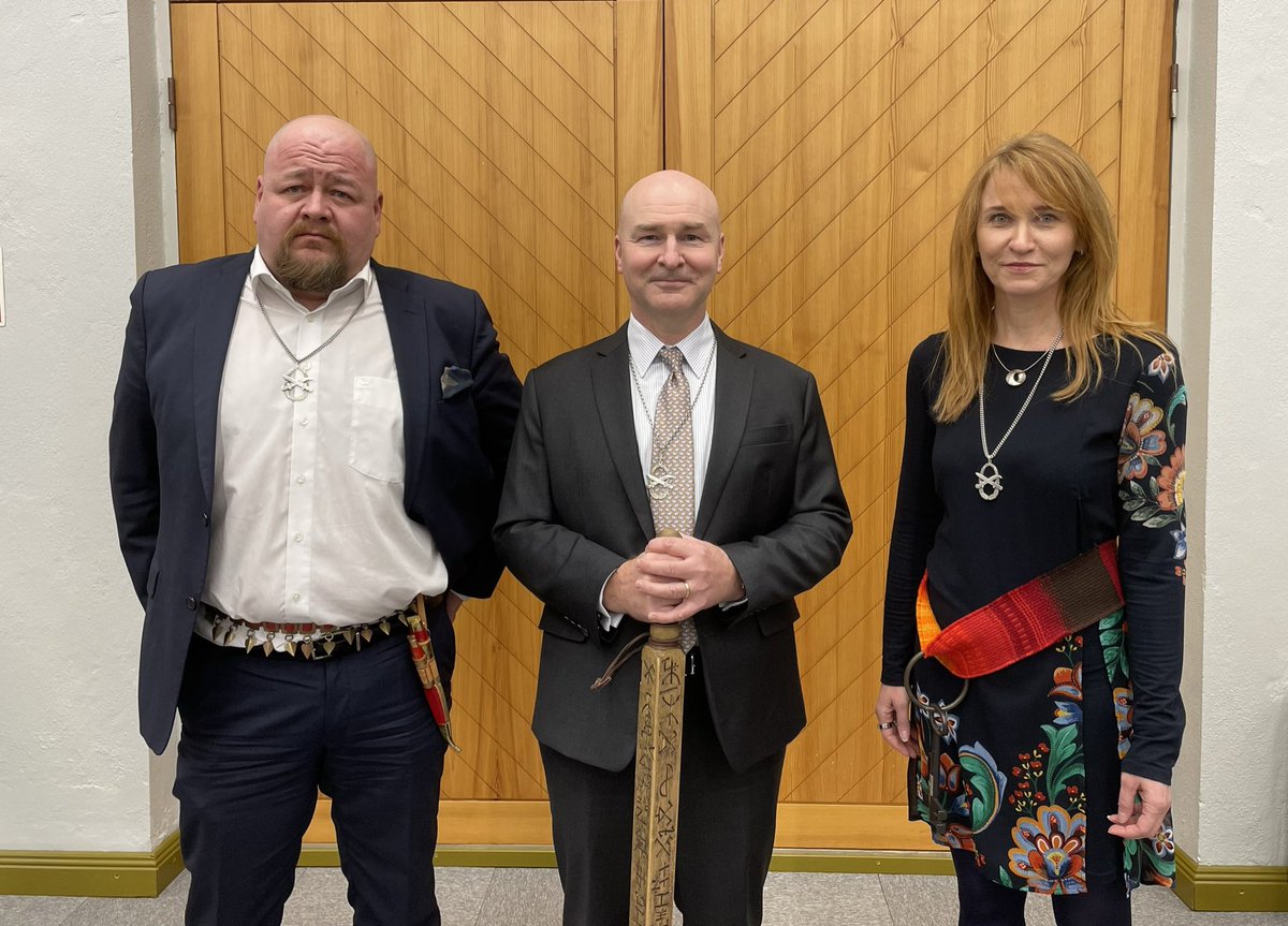 Saanko esitellä, #238mpk luottamusjohto: Oltermanni <a href="/tomi_narhinen/">Tomi Närhinen</a>, emäntä <a href="/TLoikkanen/">Tuula Loikkanen</a> ja isäntä <a href="/Tenkanen/">Sami Tenkanen</a>. Erinomaiset valinnat jälleen kerran! #maanpuolustuskurssit