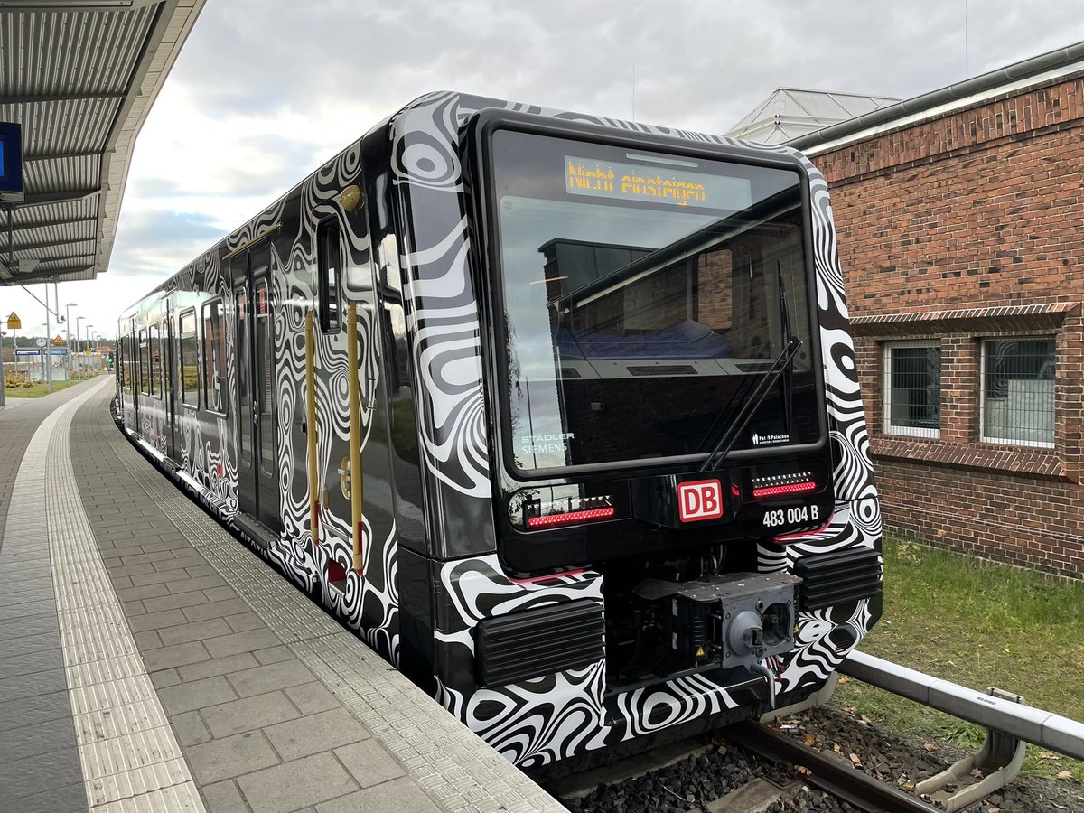 joandre91385850's tweet photo. Erwischt 😉 #br483 @SBahnBerlin
_____
#sbahn #sbahnberlin #br484 #baureihe483 #baureihe484 #berlin #berlinersbahn #erkner https://t.co/3k39SGwd7c