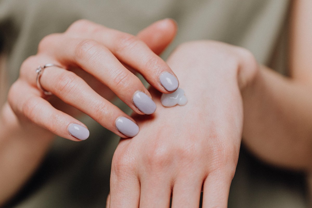 donellskin's tweet photo. Give your hands some TLC as we enter in the winter months!
Moisturize your hands every time after washing. Trade in traditional hand sanitizer for a combination sanitizer that contains moisturizer or lotion. 

#skincare #skincareroutine #skincareaddict #skincareproducts https://t.co/gkBOn5BjlI