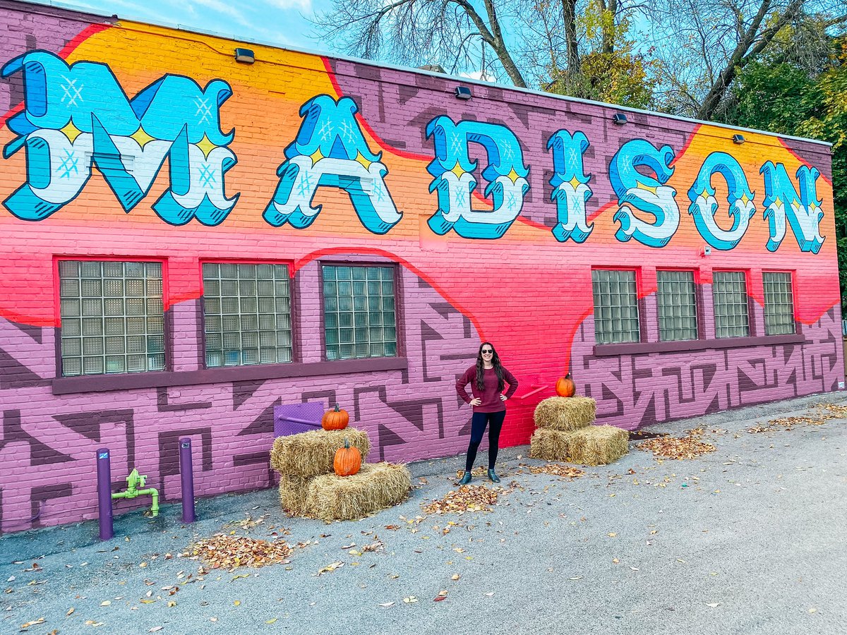 JourneyWJBlog's tweet image. [MADISON, #WISCONSIN] Look at these colors! 💛💜❤️ And my outfit just so happens to match it perfectly. I also appreciate the nice fall setup. This mural was meant for photos! You can find it at 2526 Monroe Street, #Madison, WI 53711.