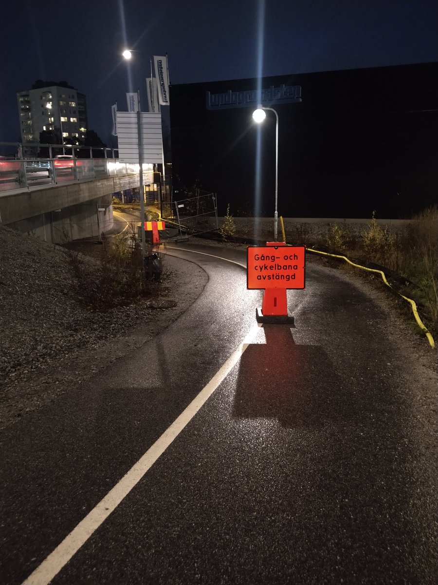 M_F_Strom's tweet photo. Hej @solnastad , är det meningen att det regionala cykelstråket vid Signalbron ska vara avstängt helt utan hänvisning och onledningsväg? https://t.co/cIc2vxEpYf