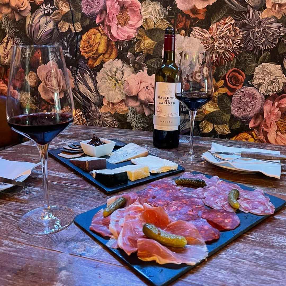 datenightaway's tweet photo. A fabulous 5* review for our cheese &amp; wine date night! 🧀🍷

A bottle of wine, cheese &amp; charcuterie platter for just £35 per couple - in a hidden gem in the heart of York!👇

https://t.co/GZ2dM4PIpN https://t.co/xVXExqAawc