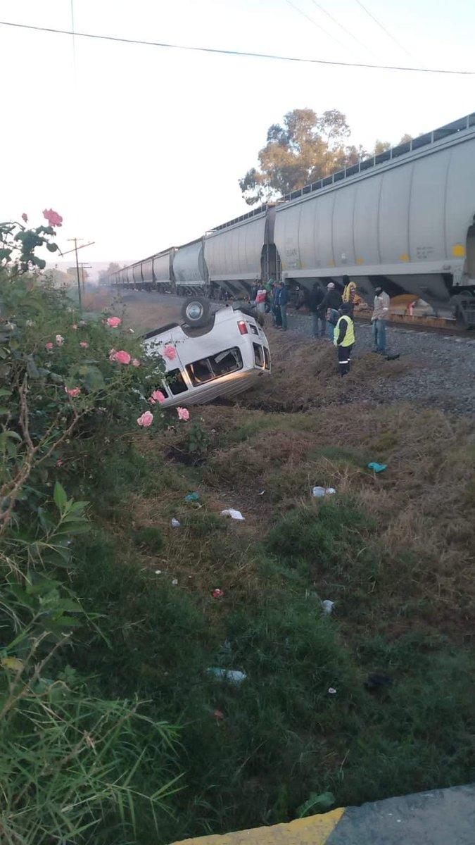 TVAztecaJalisco's tweet photo. 🔴#URGENTE Accidente en camino al rancho Salcedo municipio de Poncitlán, se trata del choque entre el tren y una camioneta que transportaba varios trabajadores. https://t.co/qV3qDj8iXa