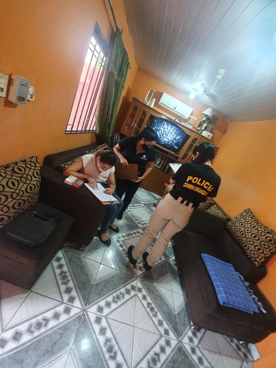 #AHORA | #TráficoDeArmas 3 allanamientos: Sede de la DIMABEL,  Capiata y Lambare en el caso que investiga el delito de quebrantamiento de depósito en la institución Militar. Hasta el momento tenemos 2 personales militares detenidos. Trabajo del <a href="/DCCO_Paraguay/">Dpto. Contra el Crimen Organizado</a> y <a href="/MinPublicoPy/">Fiscalía Paraguay</a>
