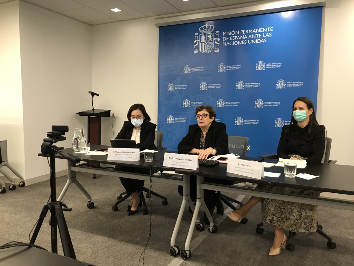 Concha_EscobarH's tweet photo. It's been a pleasure to talk with such inspiring women law students &amp; young lawyers, along with my fellow women candidates to the #ILC_2021.

We are committed to level women's presence in International Law.

Let's all do our part to bring gender parity to #ILC! https://t.co/xizl2YRkJX
