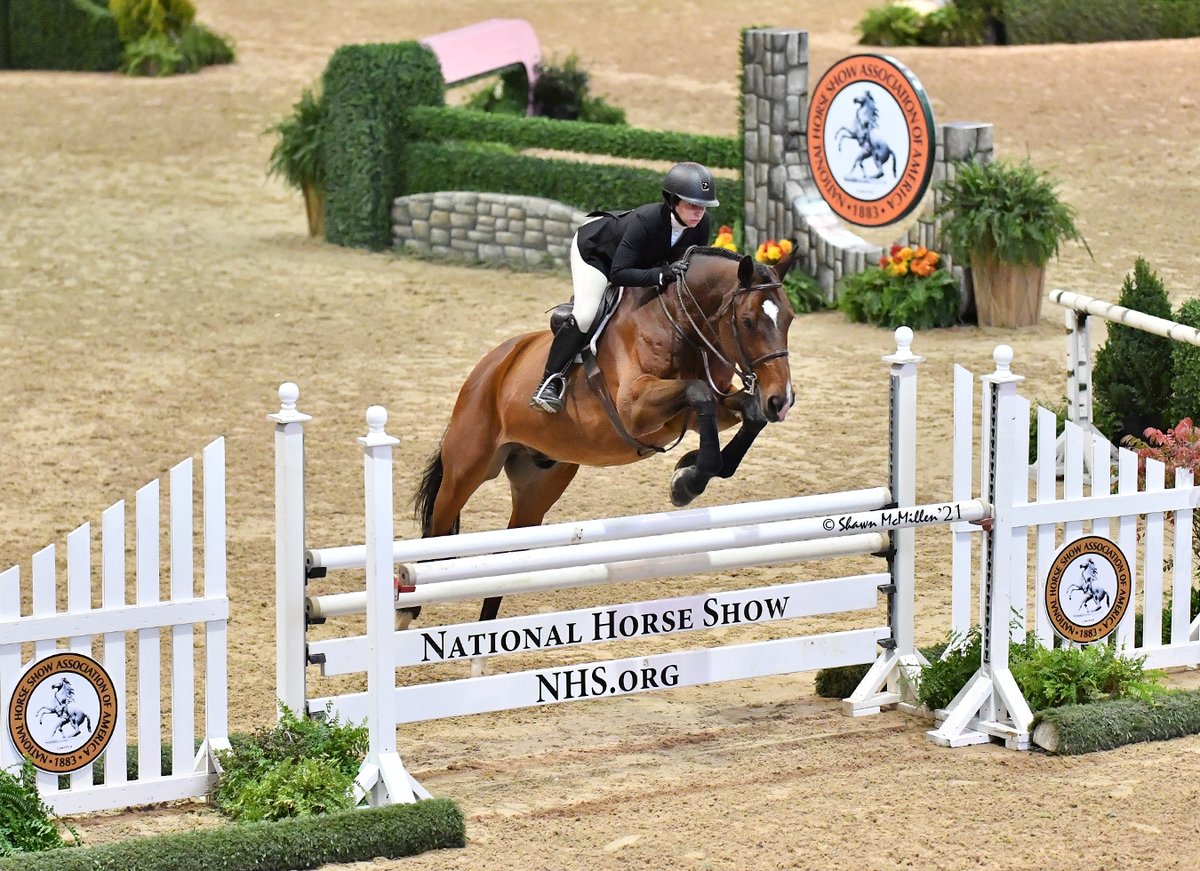Ariat's tweet photo. Congrats to #AriatAthletes, Catalina Peralta(riding Sail Horse Investments' Clover) and Avery Glynn(riding Ned Glynn's Cocon 4) on their top ten finish at the ASPCA Maclay Finals! 🏆 #AriatEq #Equestrian #Equitation #EquitationFinals #MaclayFinals #NHS2021 PC: @ShawnMcMillen https://t.co/7ZNmaV3SFW