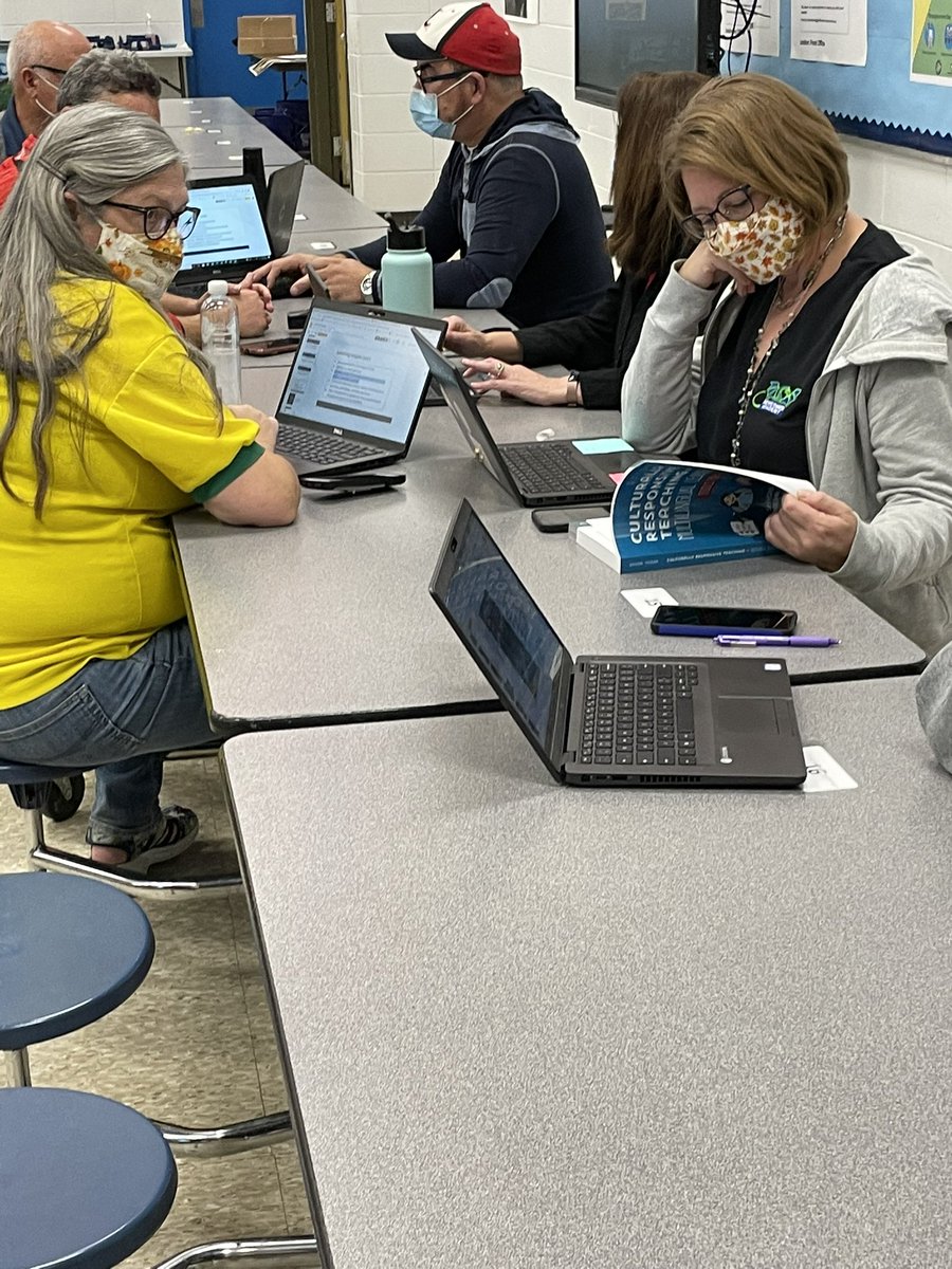 Teachers met in learning groups during #DragonDevelopment to focus on personalized growth goals. Great multilingual learning resources from amazing authors!
