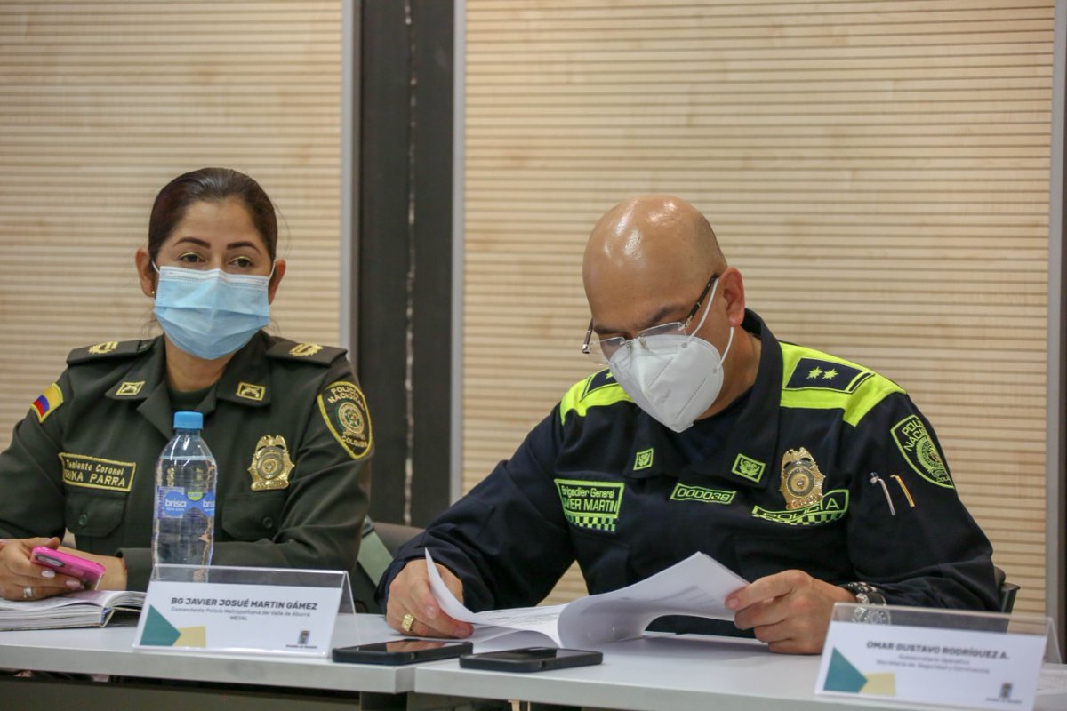 PoliciaMedellin's tweet photo. #AEstaHora en Comité Territorial de Orden Público nos reunimos junto a las autoridades gubernamentales y organismos de control, analizando la ejecución del presupuesto 2021 del #FONSET y la aprobación de los recursos para la vigencia 2022. #Medellín #ConstruyendoSeguridad https://t.co/xwPzbMGNYm