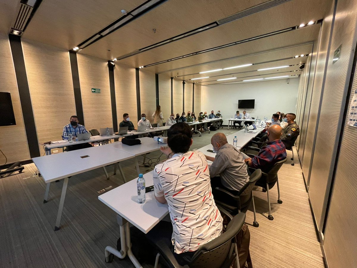 PoliciaMedellin's tweet photo. #AEstaHora en Comité Territorial de Orden Público nos reunimos junto a las autoridades gubernamentales y organismos de control, analizando la ejecución del presupuesto 2021 del #FONSET y la aprobación de los recursos para la vigencia 2022. #Medellín #ConstruyendoSeguridad https://t.co/xwPzbMGNYm