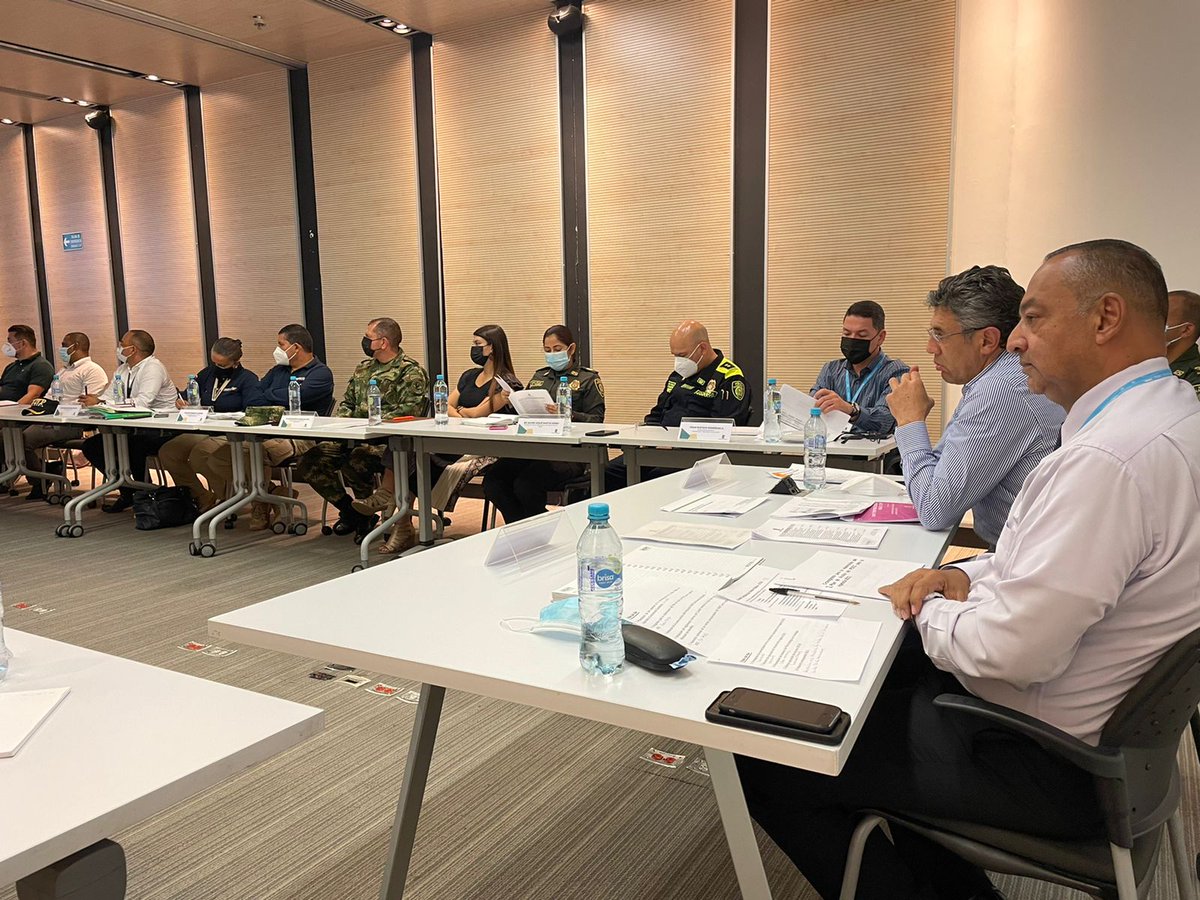 PoliciaMedellin's tweet photo. #AEstaHora en Comité Territorial de Orden Público nos reunimos junto a las autoridades gubernamentales y organismos de control, analizando la ejecución del presupuesto 2021 del #FONSET y la aprobación de los recursos para la vigencia 2022. #Medellín #ConstruyendoSeguridad https://t.co/xwPzbMGNYm