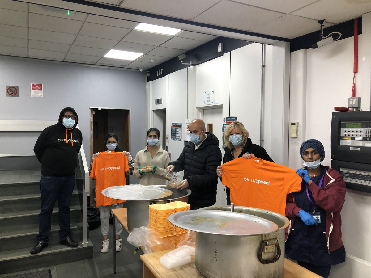 ArmyOfKindness2's tweet photo. Over 300 meals boxed &amp;  distributed this evening to needy families &amp; service users, thanks to @pennyappeal for sponsoring this evening, thanks to staff from @RochdaleCouncil who met users to give support, thanks to Ryan from @lwrochdale who handed out toothbrushes 🪥 #WeGoAgain https://t.co/FP4bJEZTa8