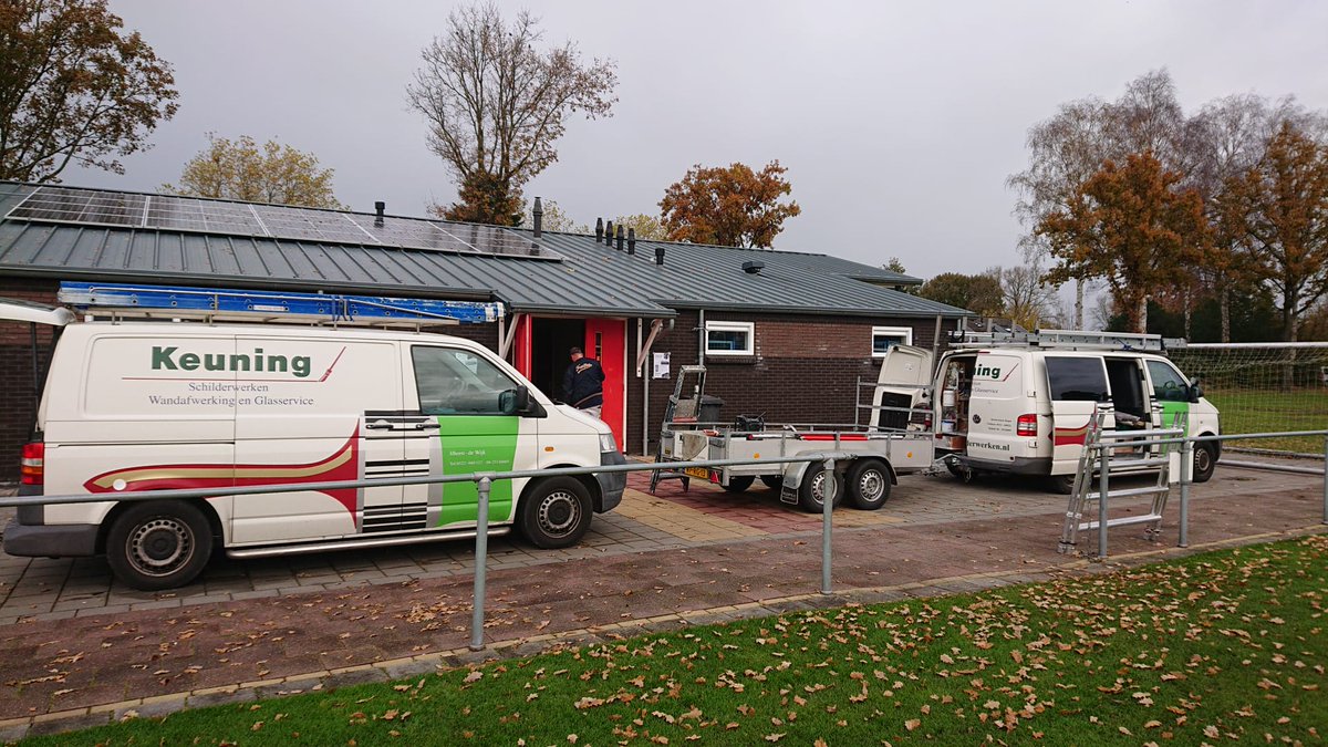 Vitesse63's tweet photo. Deze week is Keuning Schilderwerken druk bezig om ons kleedkamergebouw van een nieuw likje verf te voorzien! #Koekange https://t.co/kT3aH3vklw