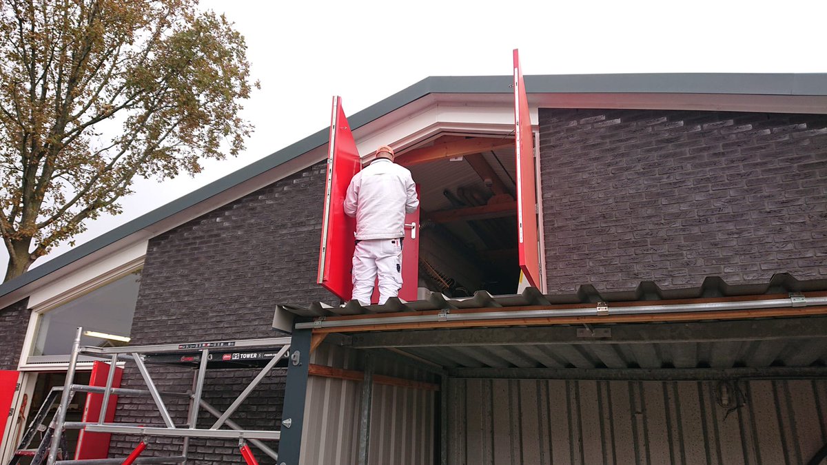 Deze week is Keuning Schilderwerken druk bezig om ons kleedkamergebouw van een nieuw likje verf te voorzien! #Koekange