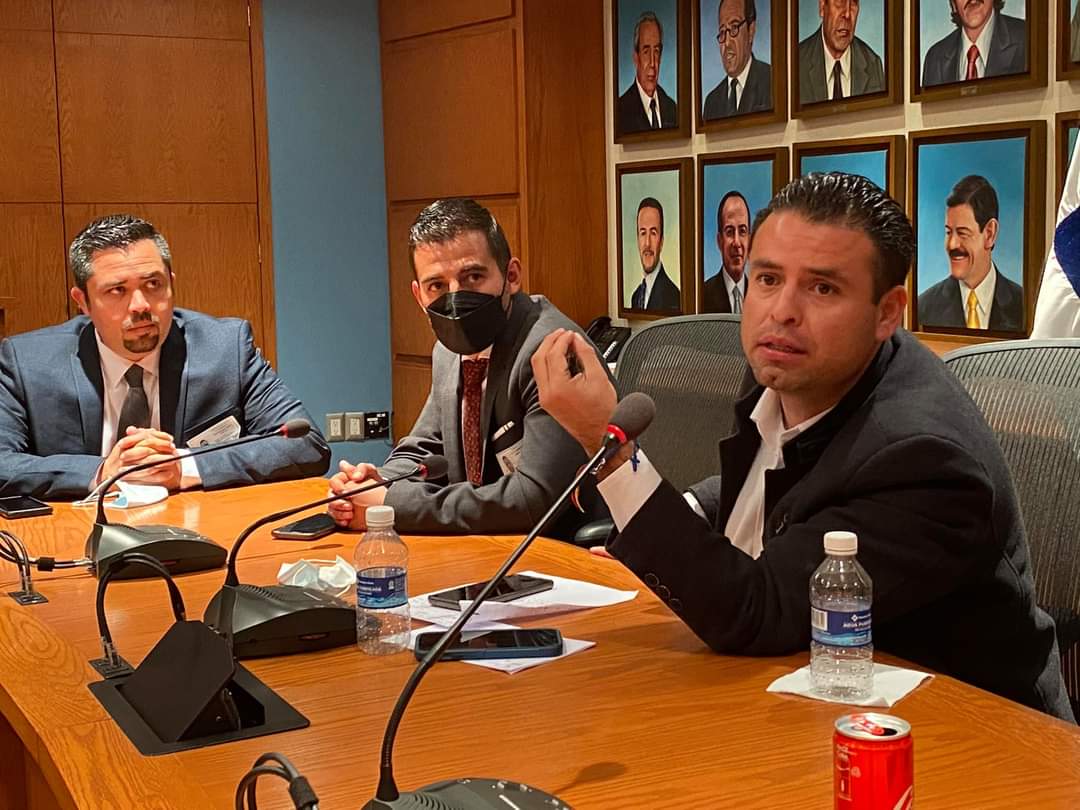 varela_pinedo's tweet photo. Hoy me reuní con migrantes de #Chicago y #NuevaYork 🇺🇸, así como presidentes de 12 municipios de #Zacatecas, para debatir la importancia del Regreso del #Programa3x1
(1/2) https://t.co/g8668q7iRJ