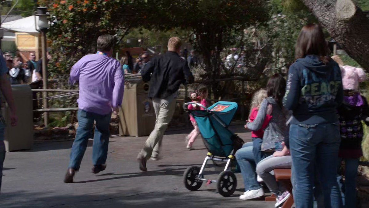 mundoodeseries's tweet photo. já que viralizou aqui o vídeo da menina falando da coleira pras crianças, fiquem com o mitchell tirando a lily da coleira na disney e ela saindo correndo logo em seguida kkkkkkkkkkkkkkk juro esse ep de modern family necessário demais https://t.co/d0NpEGVjhh