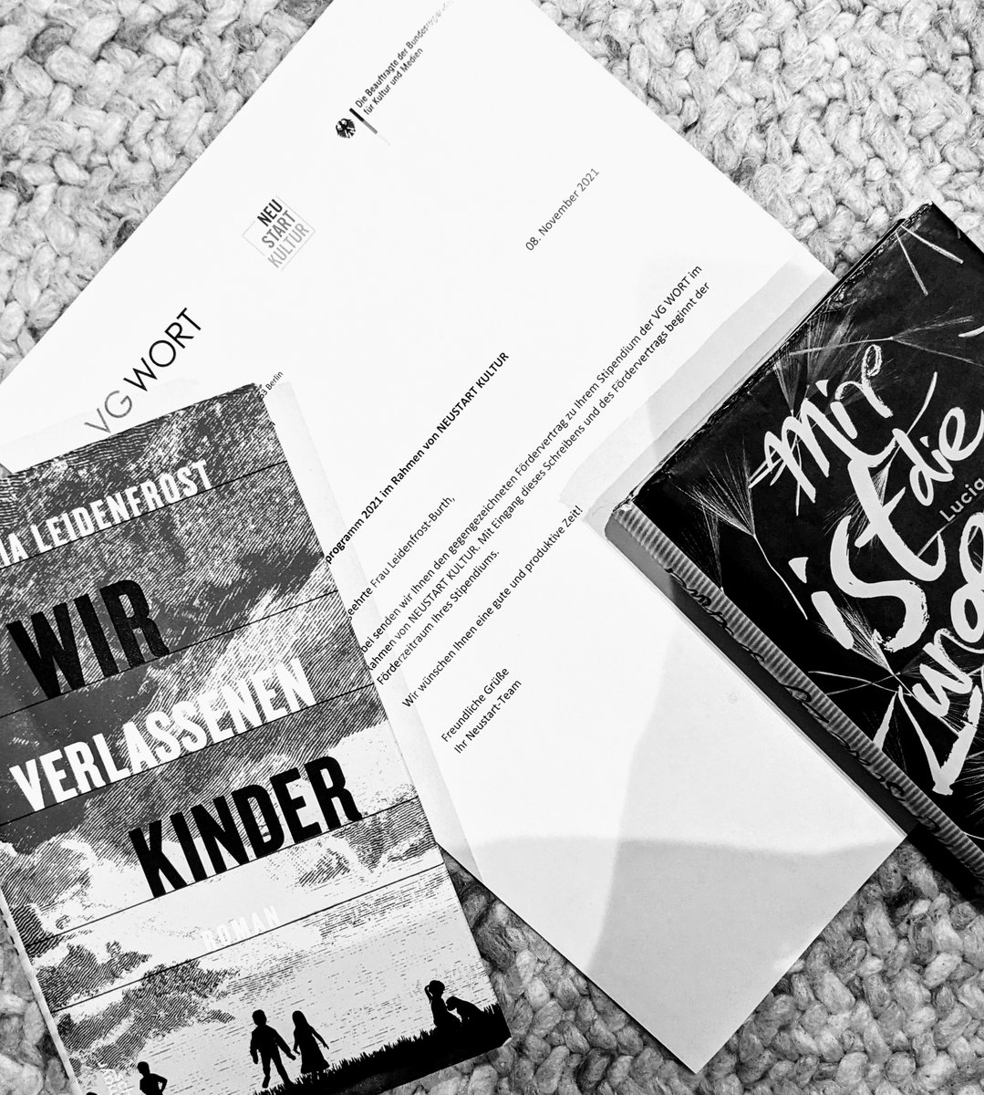 Manchmal gibt es richtig schöne Post im Briefkasten. Heute von der #vgwort. Ein #stipendium im Rahmen von #neustartkultur für einen Text, der kontinuierlich wächst, an dem ich schreibe, feile, arbeite.