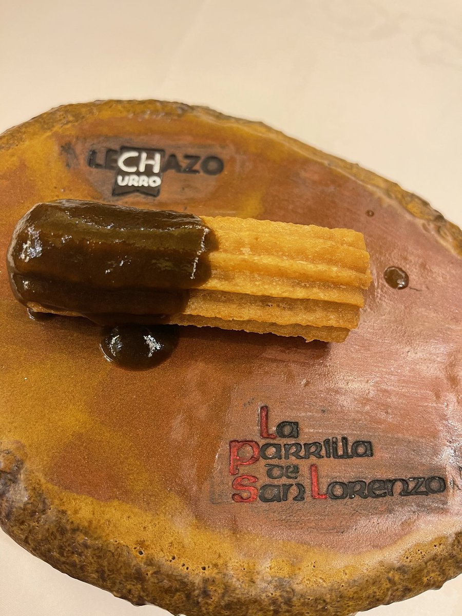 ¡Aunque lo parezca no es un churro! Es un bocadito de lechazo con el que se te saltan las lágrimas. <a href="/EDirectoTVE/">España Directo</a> <a href="/parrillalorenzo/">parrilladesanlorenzo</a> @CNPinchosVLL