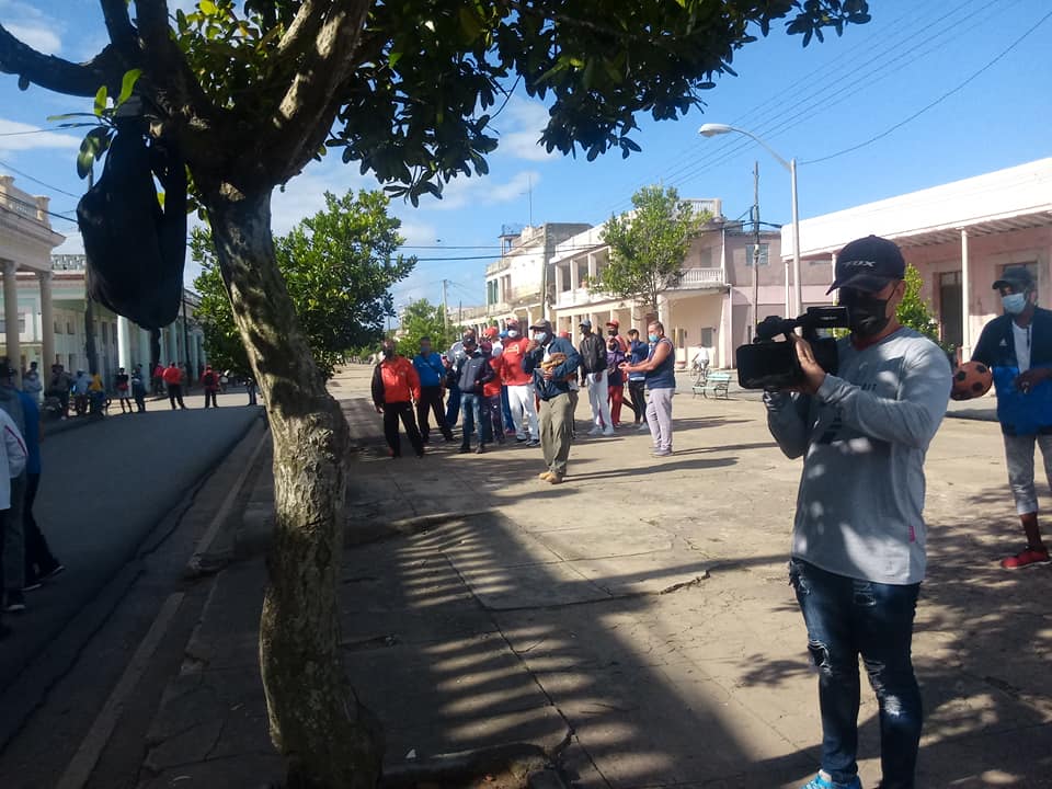 PerlavisionTV's tweet photo. En municipio de Cruces en #Cienfuegos se festeja con la práctica de ejercicios físicos, previo a Asamblea del Partido en esa localidad. Tendrá detalles en redes sociales y pantalla tradicional #Perlavision estuvo allí #SomosCuba https://t.co/0oI8Svvy8E