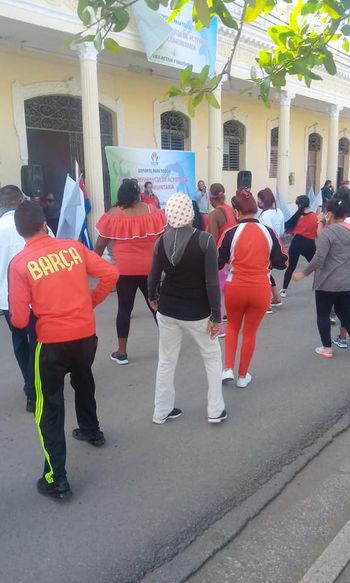 PerlavisionTV's tweet photo. En municipio de Cruces en #Cienfuegos se festeja con la práctica de ejercicios físicos, previo a Asamblea del Partido en esa localidad. Tendrá detalles en redes sociales y pantalla tradicional #Perlavision estuvo allí #SomosCuba https://t.co/0oI8Svvy8E