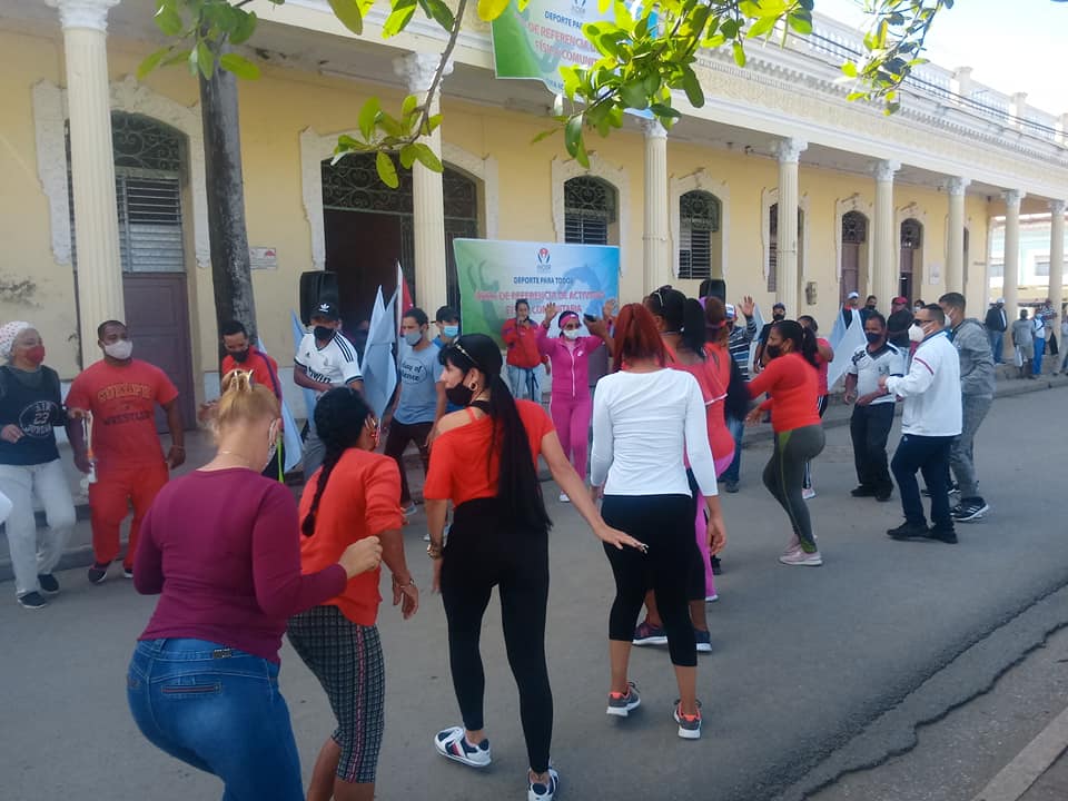 PerlavisionTV's tweet photo. En municipio de Cruces en #Cienfuegos se festeja con la práctica de ejercicios físicos, previo a Asamblea del Partido en esa localidad. Tendrá detalles en redes sociales y pantalla tradicional #Perlavision estuvo allí #SomosCuba https://t.co/0oI8Svvy8E