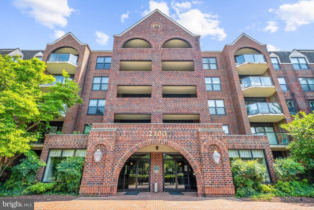 d_cropper's tweet photo. Charming 1 BD/ 1 BA in Arlington has a lot to offer. Call/text/DM me for info.  https://t.co/5LgLPmz0U1 https://t.co/kcwESc7Vyc