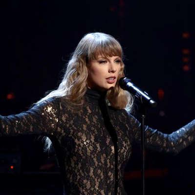 vellonera's tweet photo. Taylor Swift lanzará el corto de ‘All To Well’ con Sadie Sink y Dylan O'Brian 
https://t.co/uEdg1cwWzF https://t.co/ibS91Rlhk4